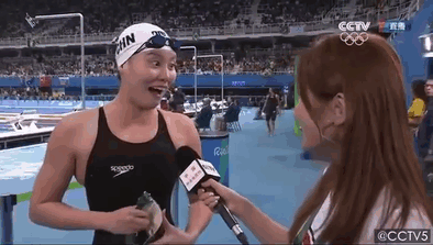 funny-geeky-china-swimmer-fu-yuanhui-rio-olympics-3.gif